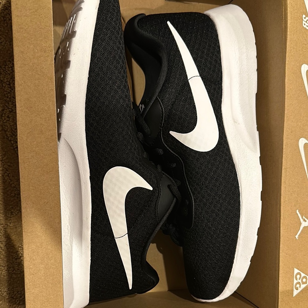 Nike Tanjun Flyease NIB NWT US size 11 Mens